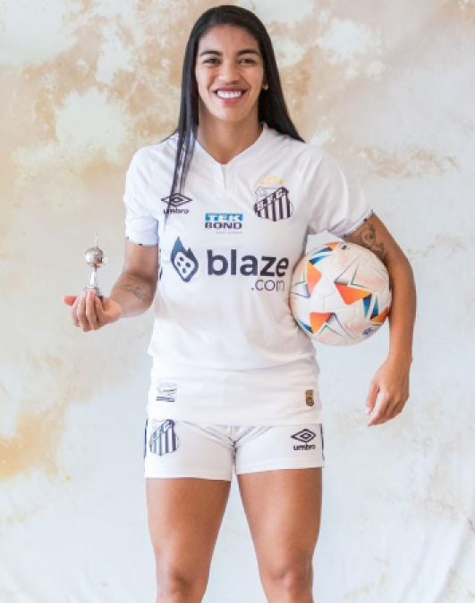 Larissa Vasconcelos<h5>Winger / Forward</h5>